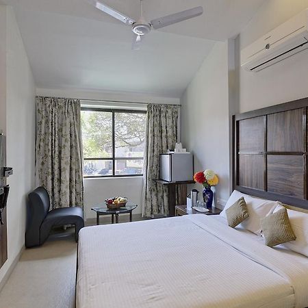 Shreyas Hotel 马哈巴莱斯赫瓦尔 客房 照片