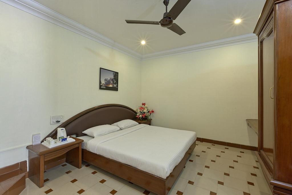 Shreyas Hotel 马哈巴莱斯赫瓦尔 客房 照片