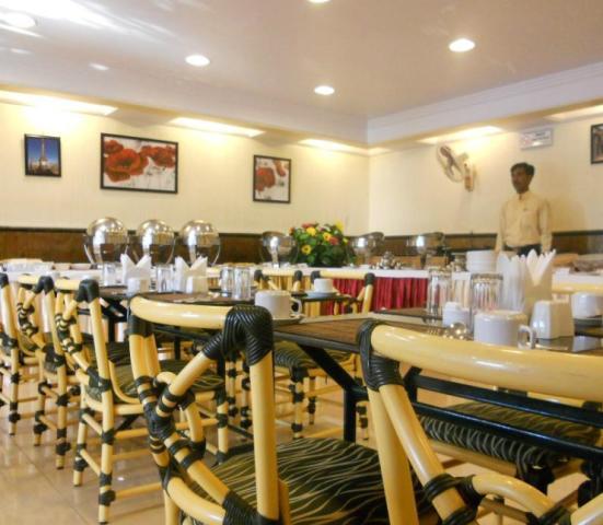 Shreyas Hotel 马哈巴莱斯赫瓦尔 外观 照片