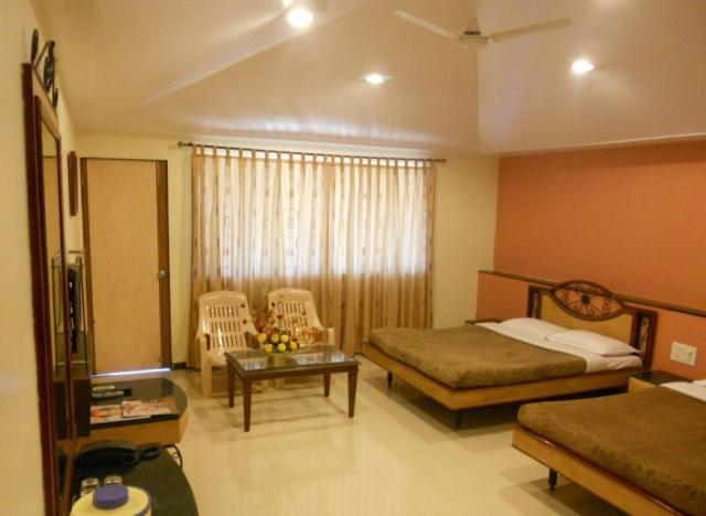 Shreyas Hotel 马哈巴莱斯赫瓦尔 外观 照片