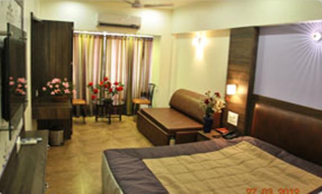 Shreyas Hotel 马哈巴莱斯赫瓦尔 外观 照片
